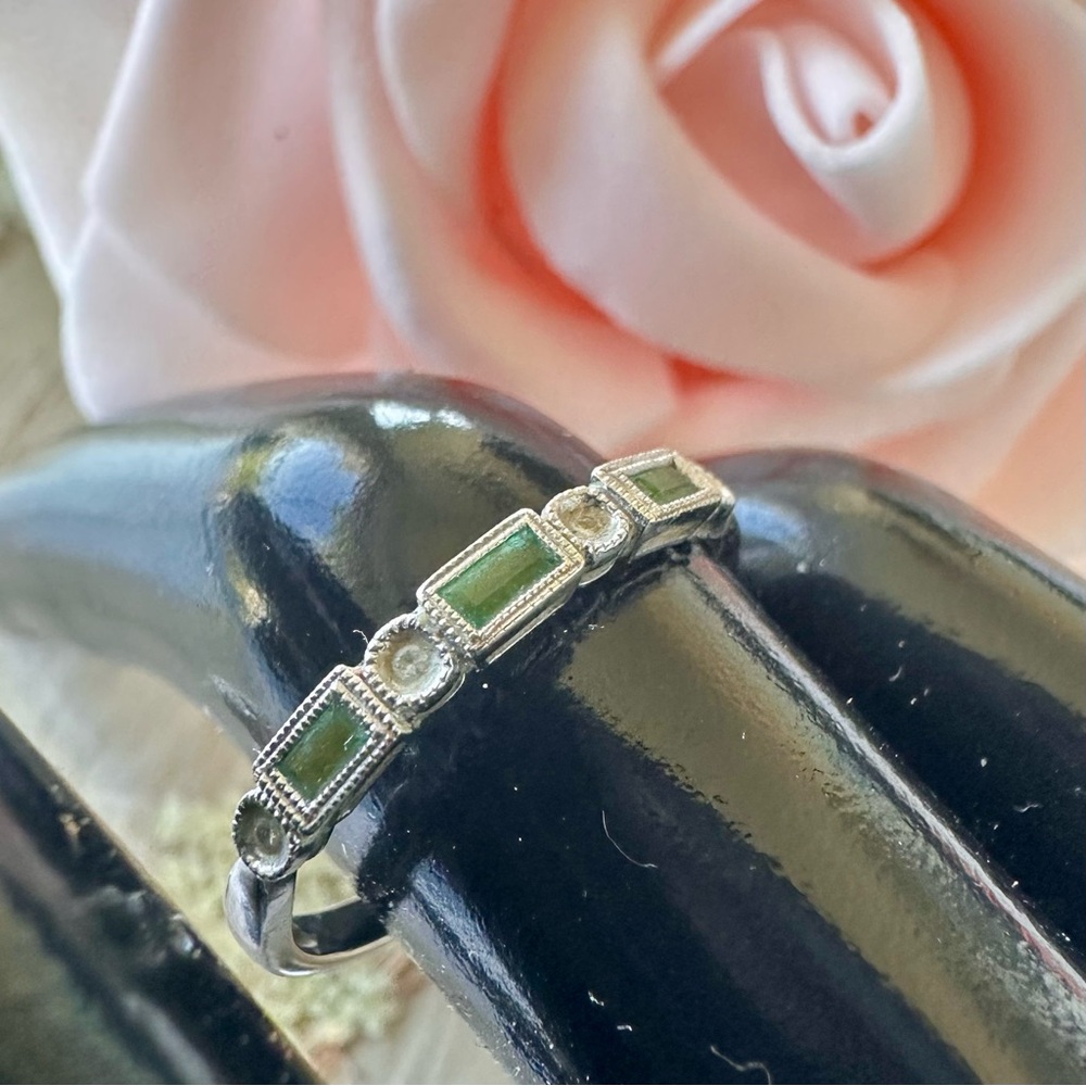 14K White Gold Green Stone & Clear Accent Band Ring Size 7 Stackable - Picture 9 of 16